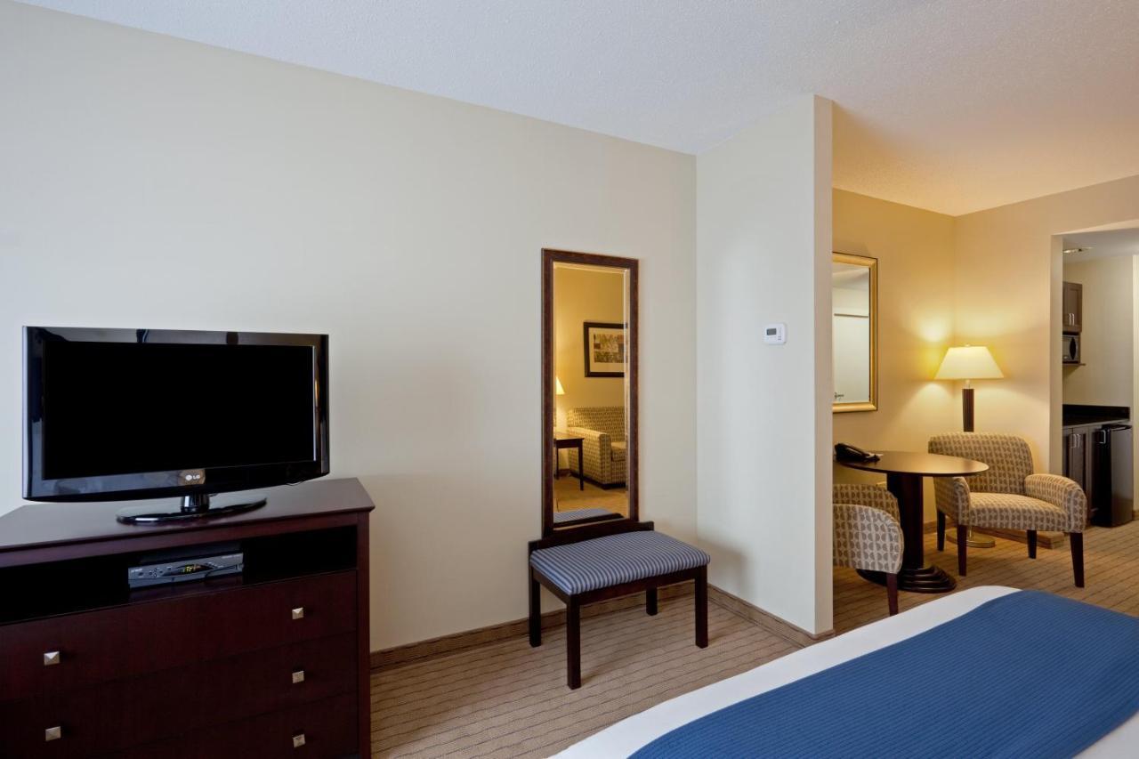 Holiday Inn Express & Suites Malone By Ihg Exterior foto
